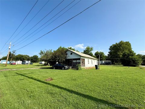 Single Family Residence in Henryetta OK 310 W Corporation Street.jpg