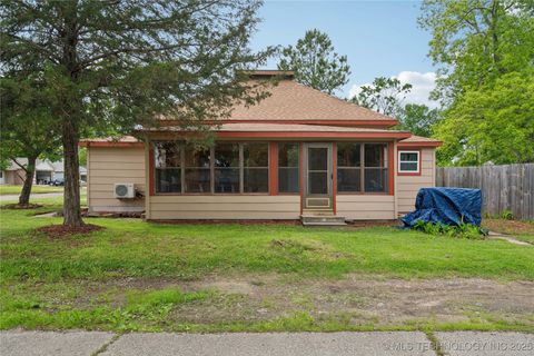Single Family Residence in Morris OK 200 E Young Street.jpg