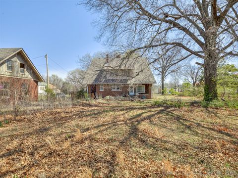 Single Family Residence in Okmulgee OK 820 N Grand Avenue 67.jpg