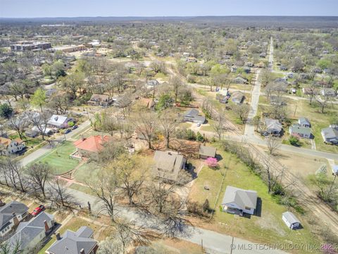 Single Family Residence in Okmulgee OK 820 N Grand Avenue 86.jpg