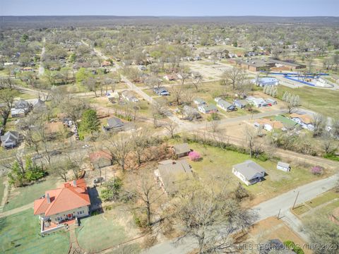 Single Family Residence in Okmulgee OK 820 N Grand Avenue 85.jpg