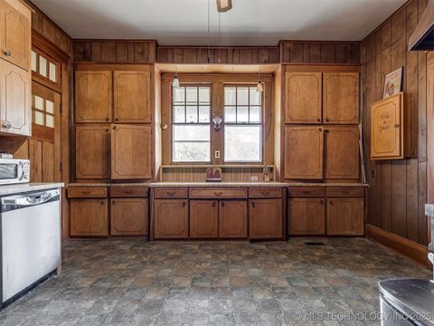 Single Family Residence in Okmulgee OK 820 N Grand Avenue 26.jpg