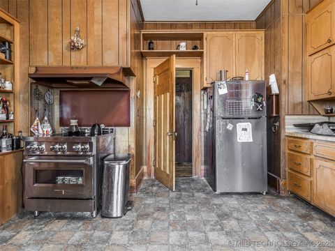 Single Family Residence in Okmulgee OK 820 N Grand Avenue 29.jpg