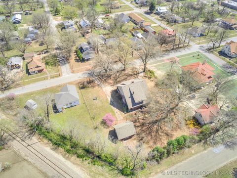 Single Family Residence in Okmulgee OK 820 N Grand Avenue 81.jpg