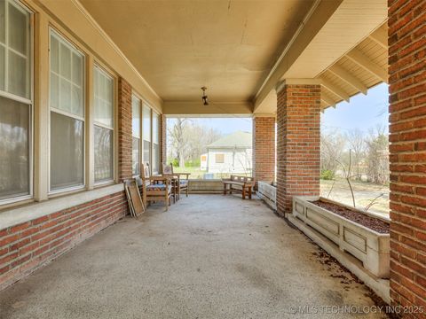 Single Family Residence in Okmulgee OK 820 N Grand Avenue 4.jpg