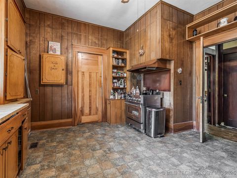 Single Family Residence in Okmulgee OK 820 N Grand Avenue 28.jpg