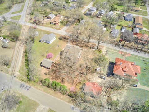 Single Family Residence in Okmulgee OK 820 N Grand Avenue 83.jpg