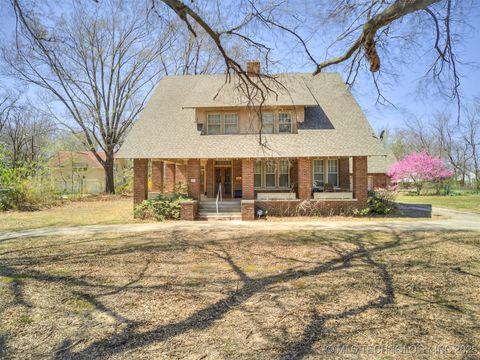 Single Family Residence in Okmulgee OK 820 N Grand Avenue 72.jpg