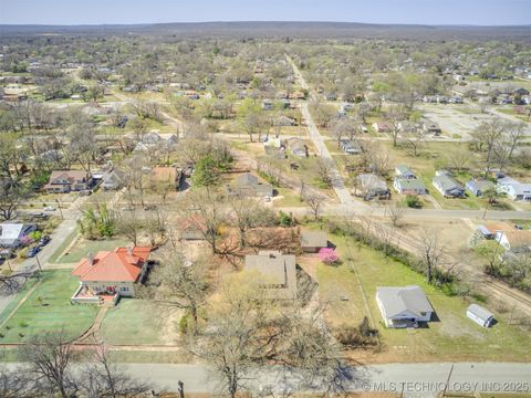 Single Family Residence in Okmulgee OK 820 N Grand Avenue 84.jpg