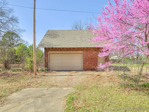 Single Family Residence in Okmulgee OK 820 N Grand Avenue 70.jpg