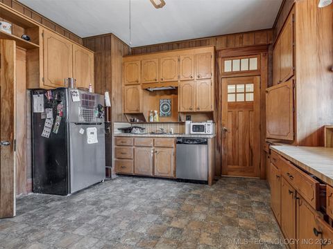 Single Family Residence in Okmulgee OK 820 N Grand Avenue 27.jpg