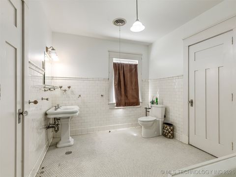 Single Family Residence in Okmulgee OK 820 N Grand Avenue 60.jpg