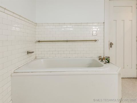 Single Family Residence in Okmulgee OK 820 N Grand Avenue 63.jpg