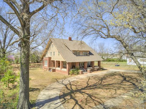 Single Family Residence in Okmulgee OK 820 N Grand Avenue 73.jpg