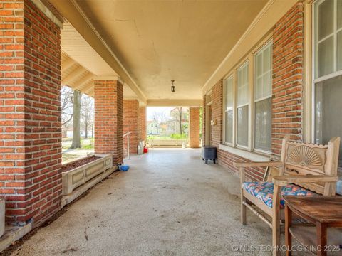 Single Family Residence in Okmulgee OK 820 N Grand Avenue 5.jpg