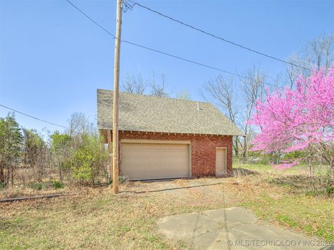 Single Family Residence in Okmulgee OK 820 N Grand Avenue 71.jpg