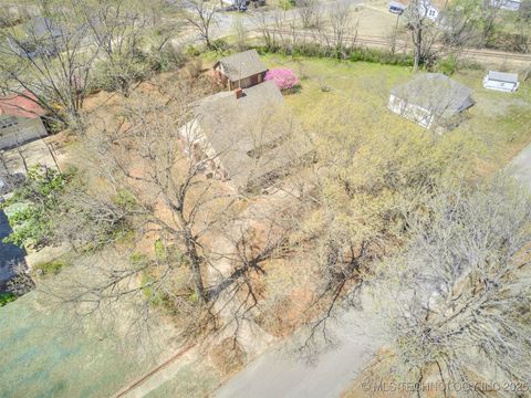 Single Family Residence in Okmulgee OK 820 N Grand Avenue 76.jpg