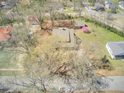 Single Family Residence in Okmulgee OK 820 N Grand Avenue 77.jpg