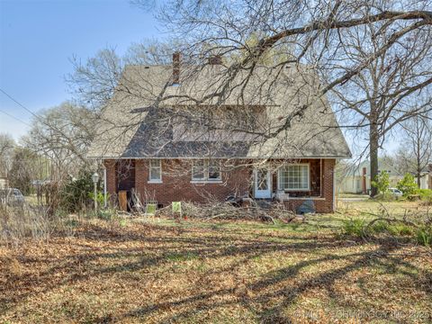 Single Family Residence in Okmulgee OK 820 N Grand Avenue 68.jpg