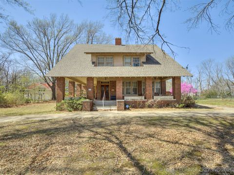 Single Family Residence in Okmulgee OK 820 N Grand Avenue 1.jpg
