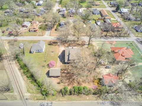 Single Family Residence in Okmulgee OK 820 N Grand Avenue 82.jpg