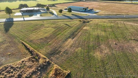 Unimproved Land in Minco OK Hwy 81.jpg