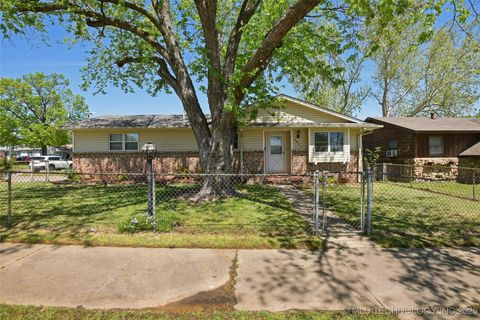 Single Family Residence in Tulsa OK 3617 W 44th Place.jpg