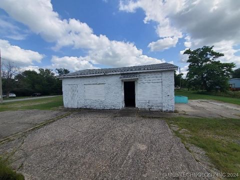 Warehouse in Okemah OK 225 E Columbia Street.jpg