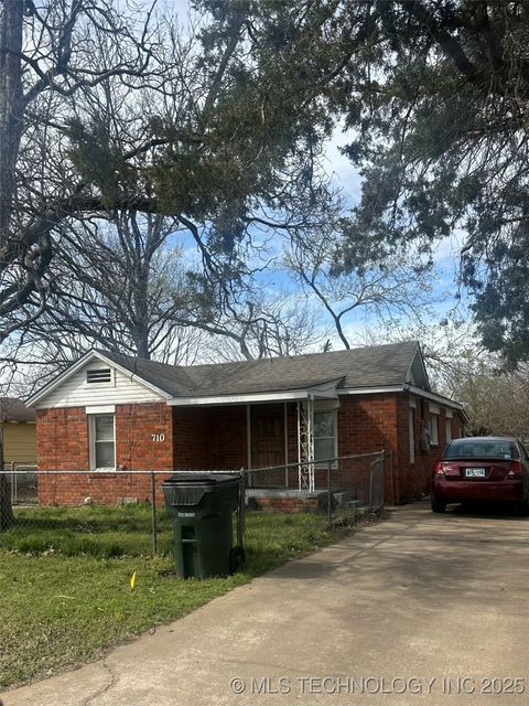 Single Family Residence in Henryetta OK 710 W Meacham Street 1.jpg