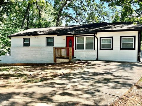 Single Family Residence in Austell GA 1995 Oak Court.jpg