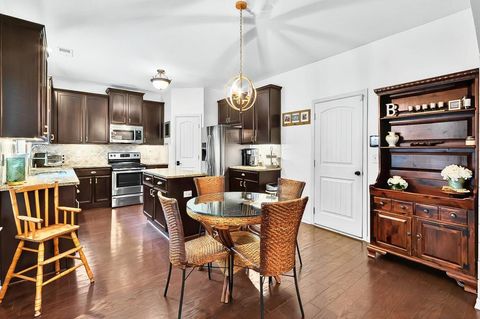Single Family Residence in Cumming GA 3975 Silverthorn Trace 16.jpg