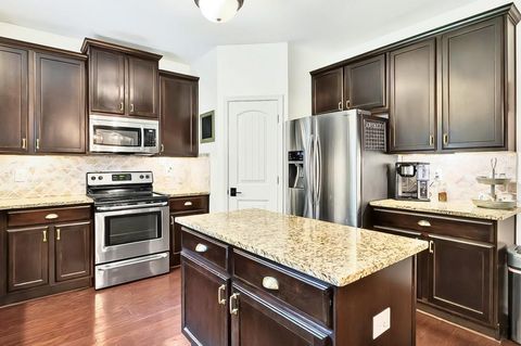 Single Family Residence in Cumming GA 3975 Silverthorn Trace 17.jpg