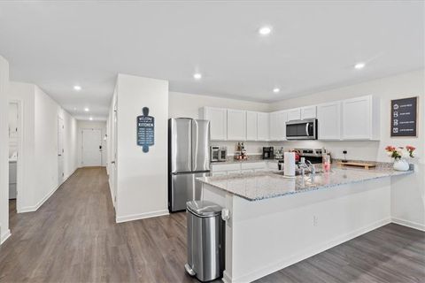 Single Family Residence in Barnesville GA 100 Red Oak Drive 8.jpg