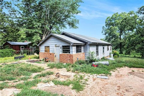 Single Family Residence in Toccoa GA 1499 E Tugalo Street.jpg