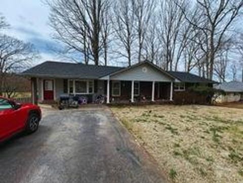 Single Family Residence in Cornelia GA 281 Ridgeway Circle.jpg