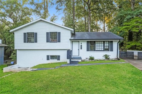 Single Family Residence in Morrow GA 6864 Maddox Road.jpg