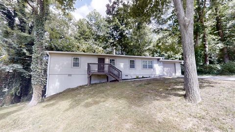Single Family Residence in Lithonia GA 721 The Trace.jpg