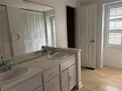 Single Family Residence in Roswell GA 150 N Pond Court 11.jpg