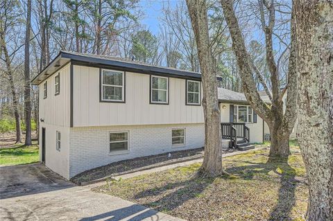 Single Family Residence in Morrow GA 6552 King George Way.jpg