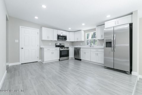 Single Family Residence in Jacksonville FL 1039 CHERBOURG Avenue.jpg
