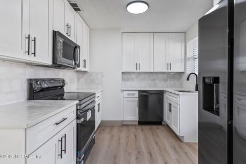 Single Family Residence in Jacksonville FL 5181 ADMIRAL Drive 12.jpg