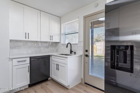 Single Family Residence in Jacksonville FL 5181 ADMIRAL Drive 11.jpg
