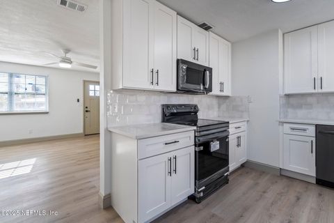 Single Family Residence in Jacksonville FL 5181 ADMIRAL Drive 8.jpg
