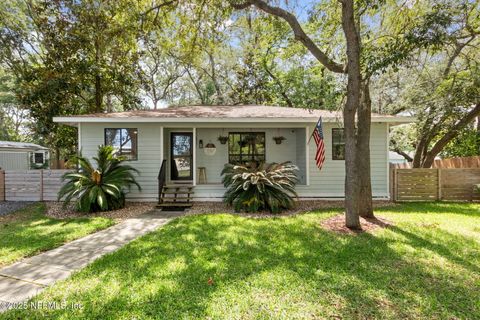 Single Family Residence in Fernandina Beach FL 307 S 18TH Street.jpg