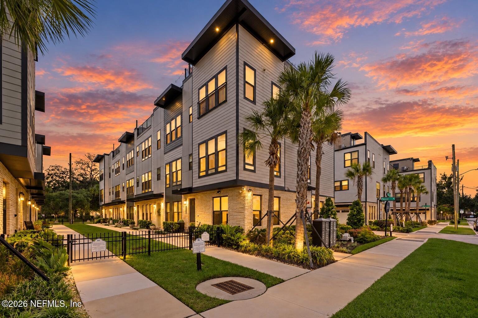 1611 Piazza Pl, Jacksonville, FL 32207