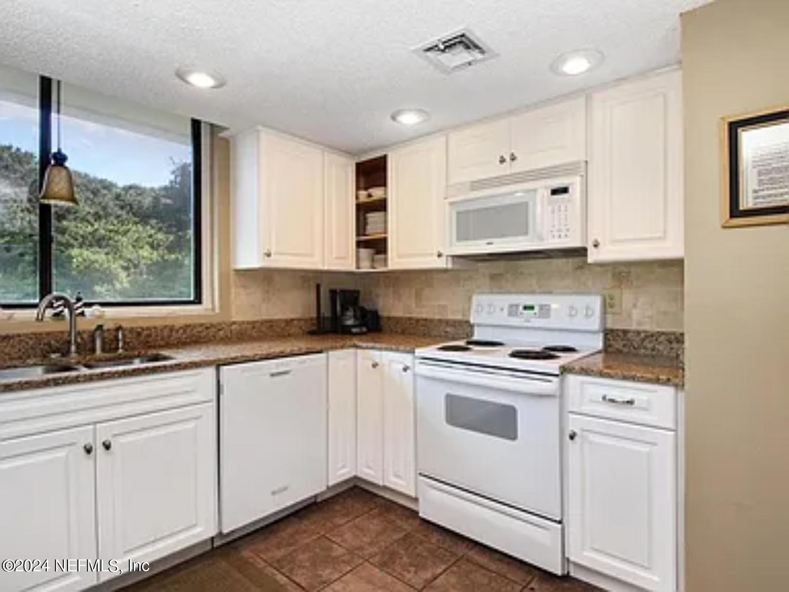Townhouse in Fernandina Beach FL 1302 SHIPWATCH Circle 17.jpg