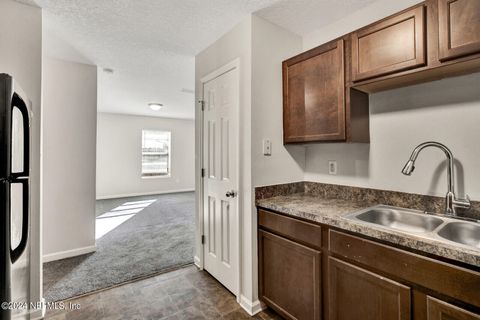 Single Family Residence in Jacksonville FL 8323 DANDY Avenue 7.jpg