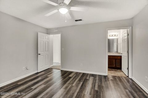 Single Family Residence in Jacksonville FL 8323 DANDY Avenue 10.jpg