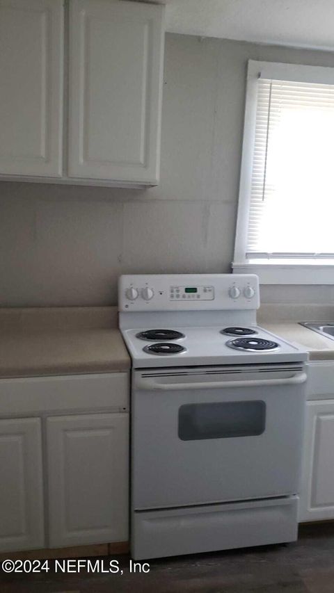 Single Family Residence in Jacksonville FL 1461 W 5TH Street 16.jpg