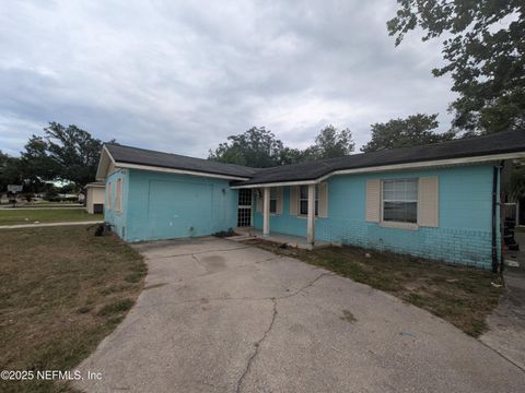 Single Family Residence in Jacksonville FL 8202 OLD ENGLISH Drive.jpg
